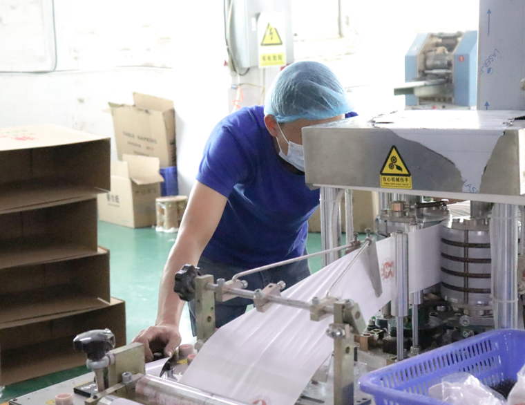 Ang kalidad ng control worker ay nag -inspeksyon sa proseso ng paggawa ng papel sa banyo