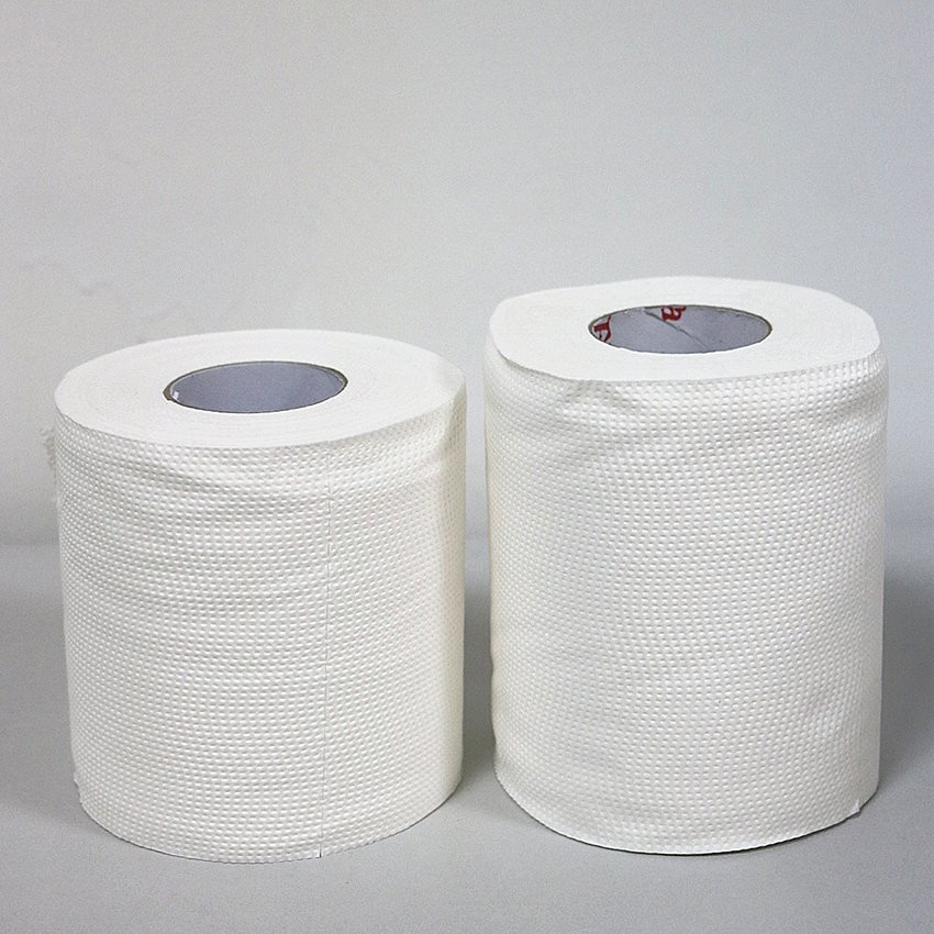 Ang mga premium na toilet paper roll ay nakasalansan nang maayos na nagpapakita ng kapal